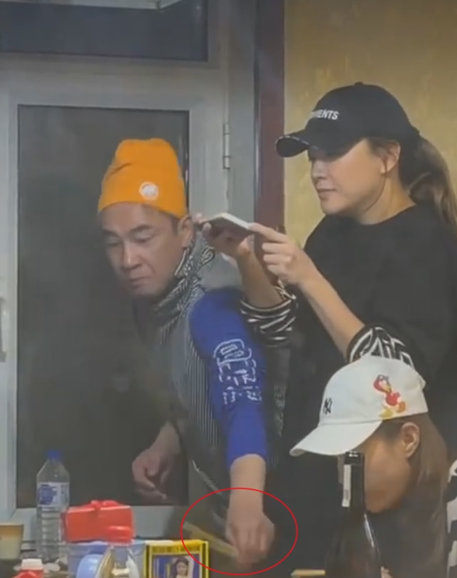 应采儿一家过年逛街，Jasper长高不少，陈小春发现被拍不生气