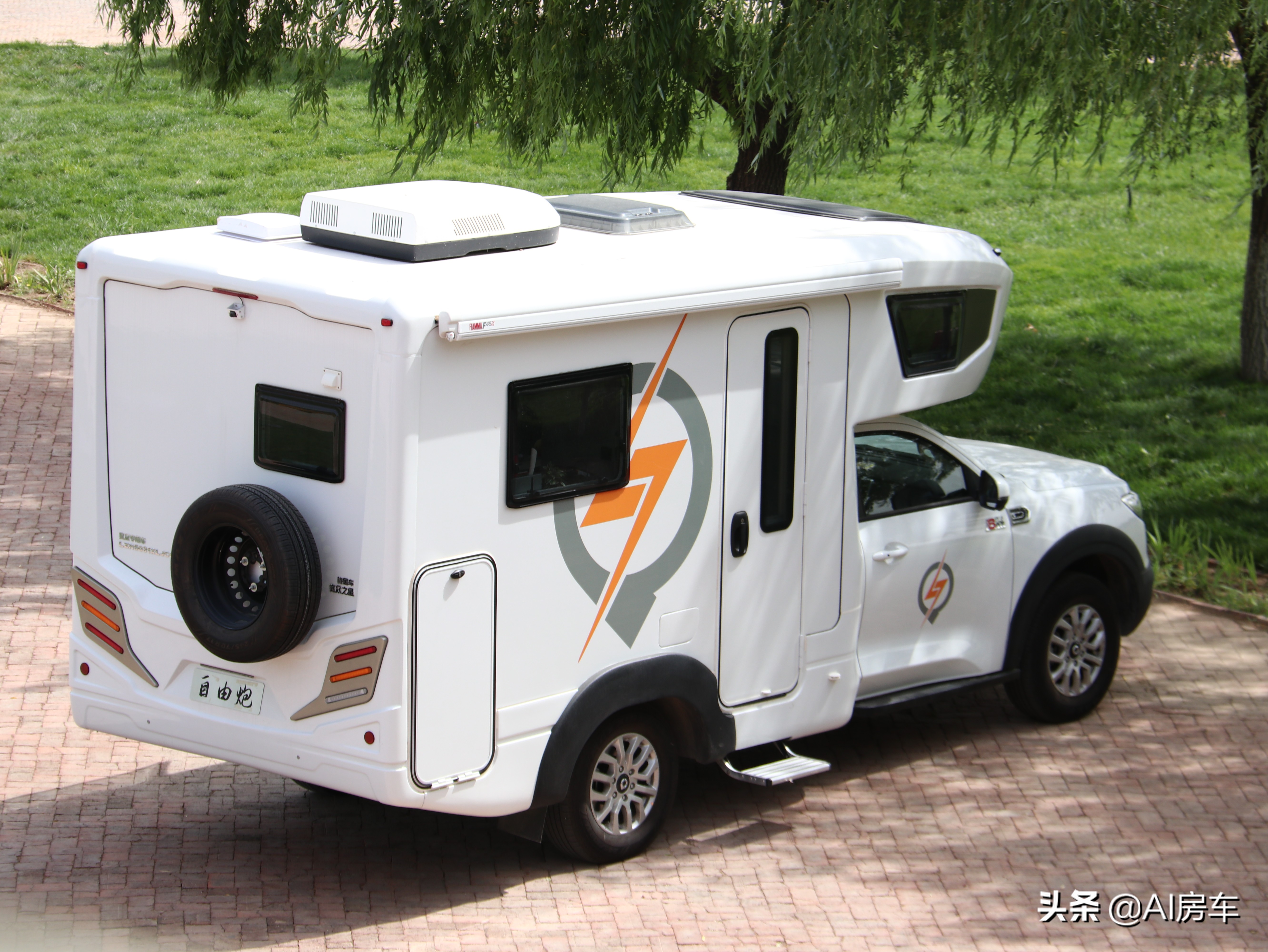 外观方面,长城览众自由炮房车前脸部分配备了大尺寸熏黑式气格栅加