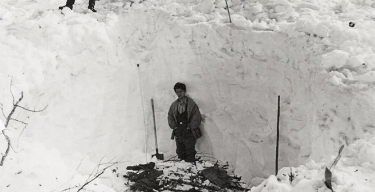 1959年登山事故，9名滑雪客离奇身亡，遗体被辐射，频现怪异线索