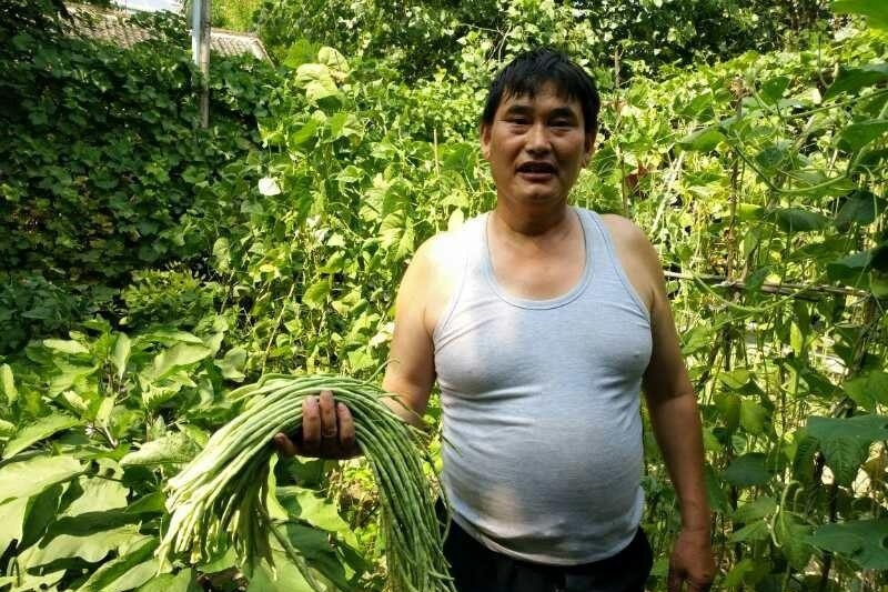 大衣哥前脚给陈萌买首饰，后脚卖废品换馒头，直言：能吃好几天