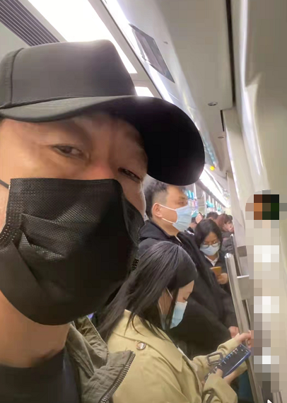 58岁戏骨乘北京地铁上班，人太多被挤到快贴门，全程自拍无人认出
