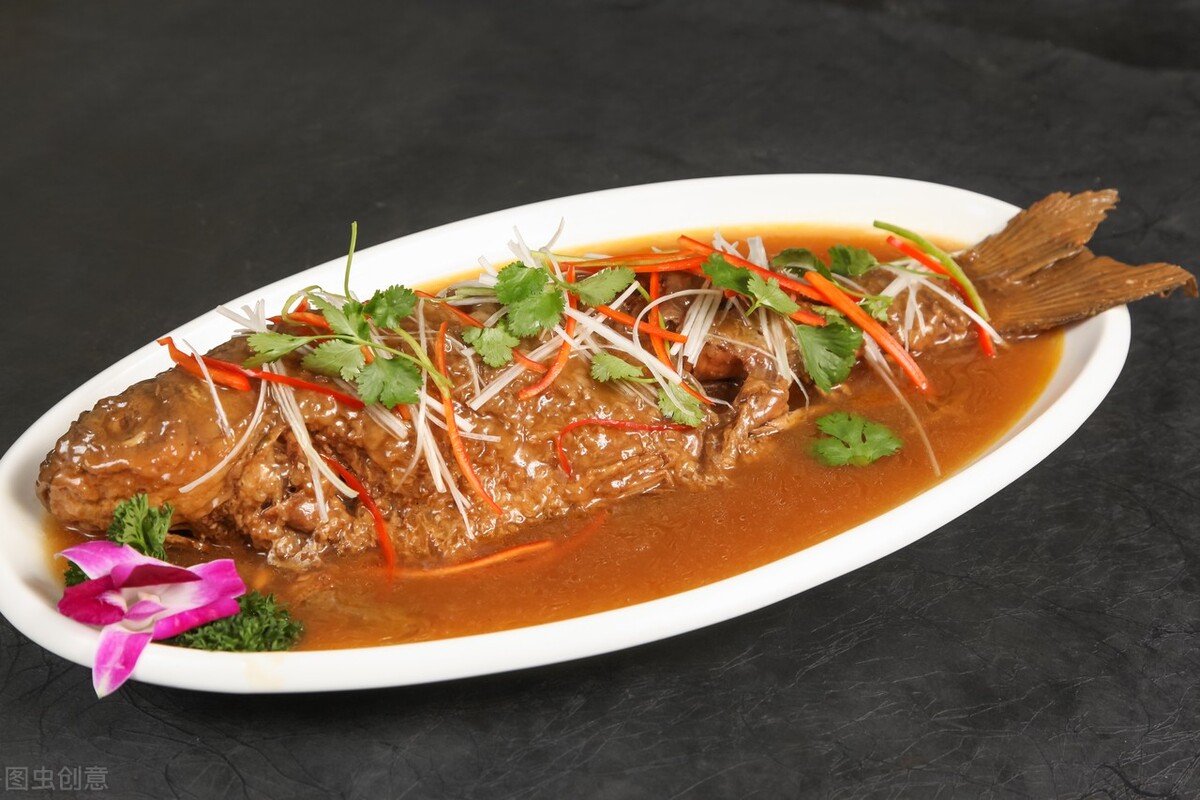 红烧细鳞鱼鳜鱼就是"三花"当中的鳌花,乃三花之首,刺少肉多,肉块型似