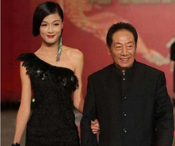 王奎荣带着37岁的爱撒娇的妻子出来了！头发雪白，皱纹明显，妻子戴着30万块手表成为了有钱人。