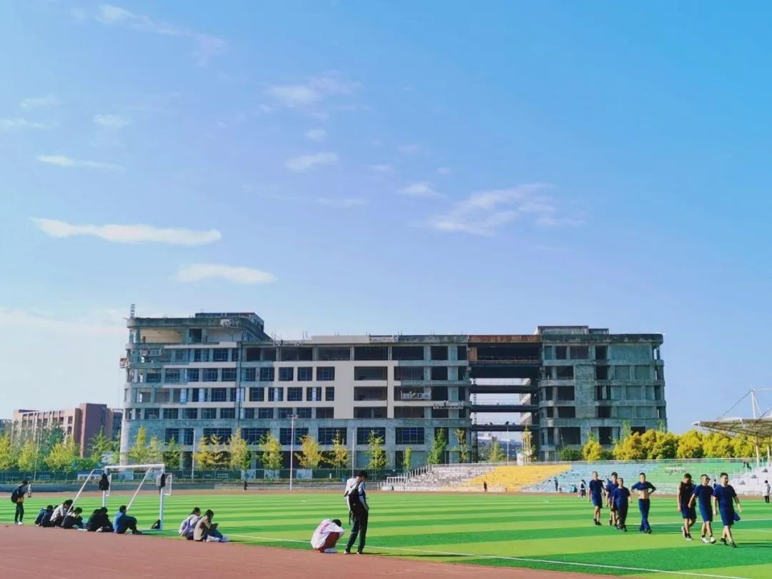 “恐龙”守候，坐拥4大食堂、水上图书馆！2022，成都理工大学等你来！