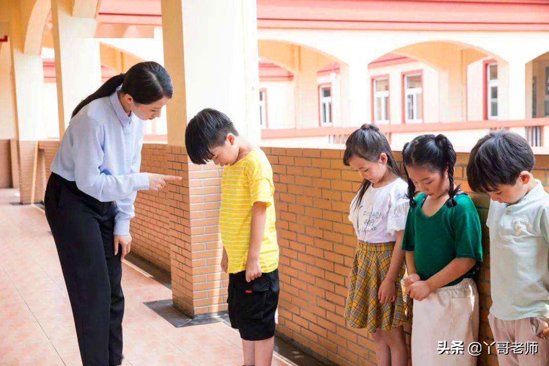 德育主任打了学生几巴掌，然后就辞职了，他做得对吗