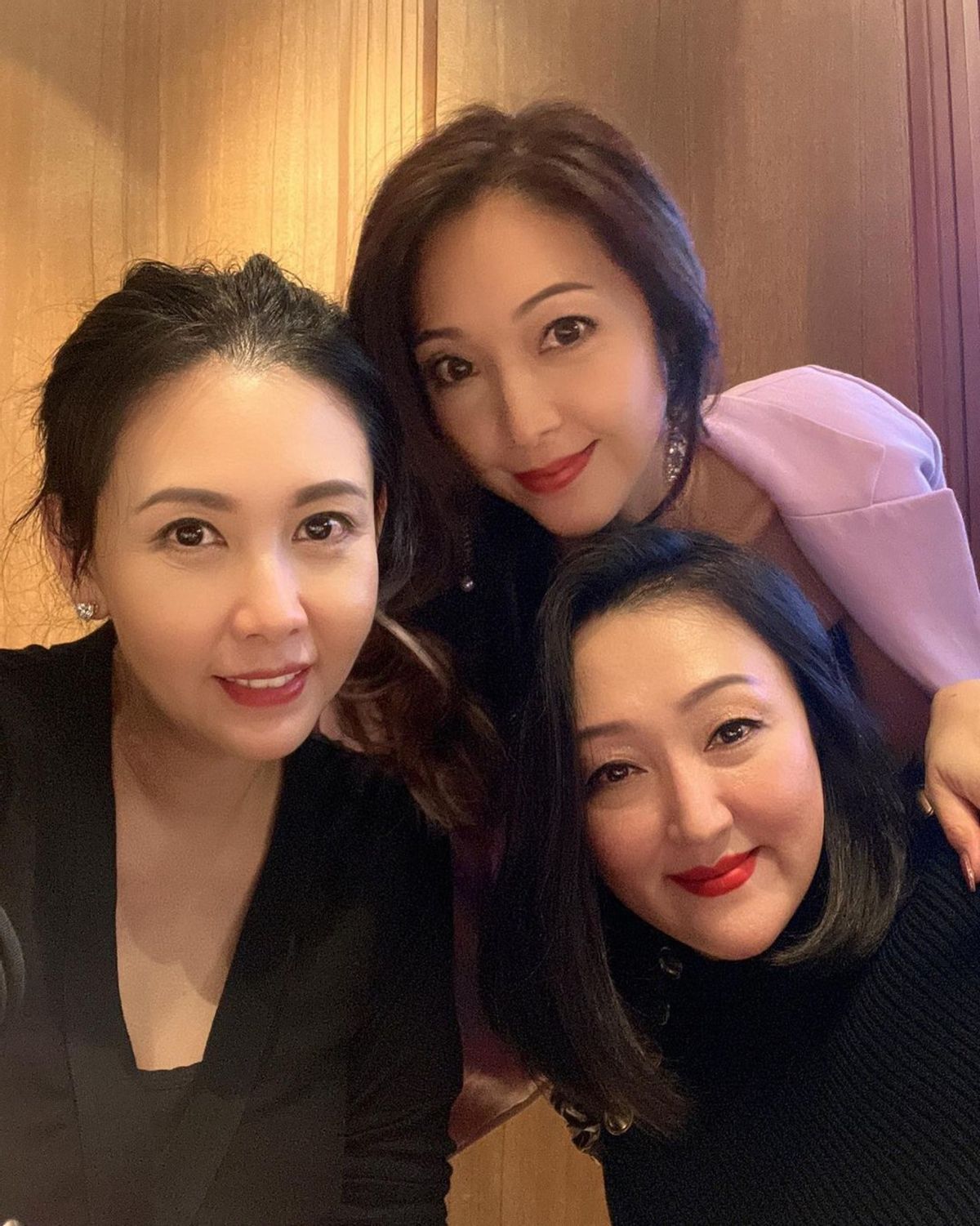 54岁邱淑贞为好友庆生罕露脸，戴名表钻戒显贵气，气质优雅高贵