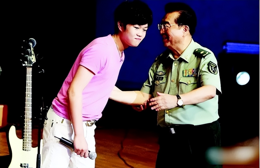 李双江长子李贺：弟弟李天一入狱后，他不计前嫌照顾父亲和继母