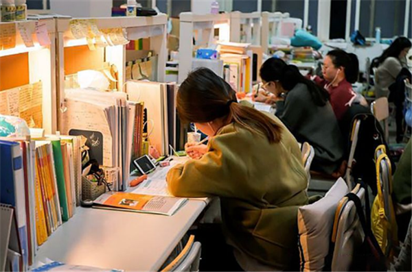 从双非考上211：考研“学霸”作息时间曝光，全程做对了这1件事