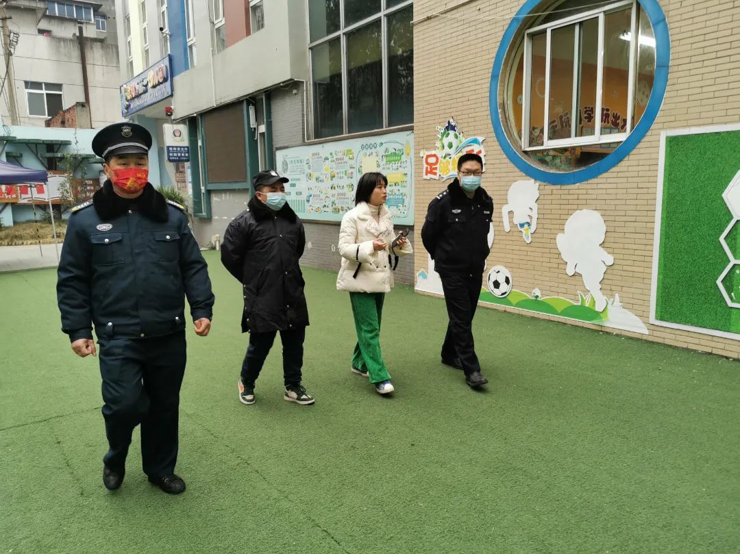 德阳市第一幼儿园邀请民警进园开展安保人员培训会议