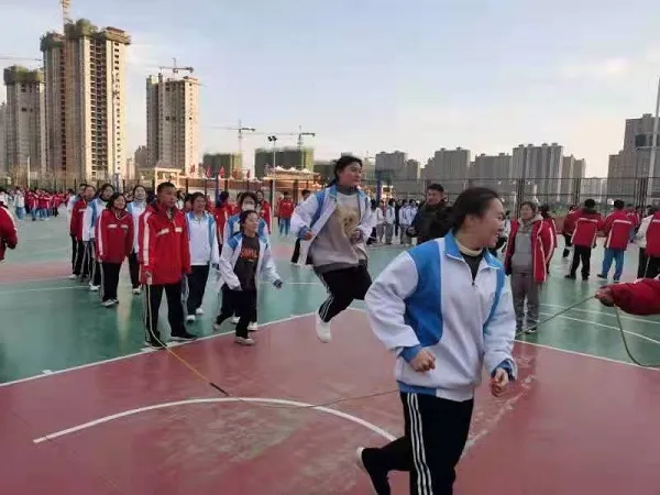 开封高中举行24届跳绳拔河比赛