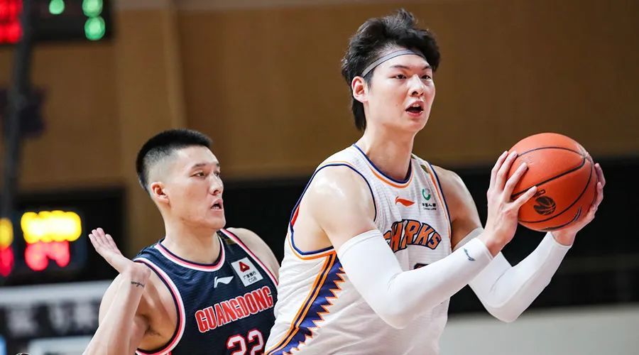 哪个现役nba球员要去cba(官宣！湖人将王哲林NBA签约权交易至尼克斯，他还有机会去纽约？)