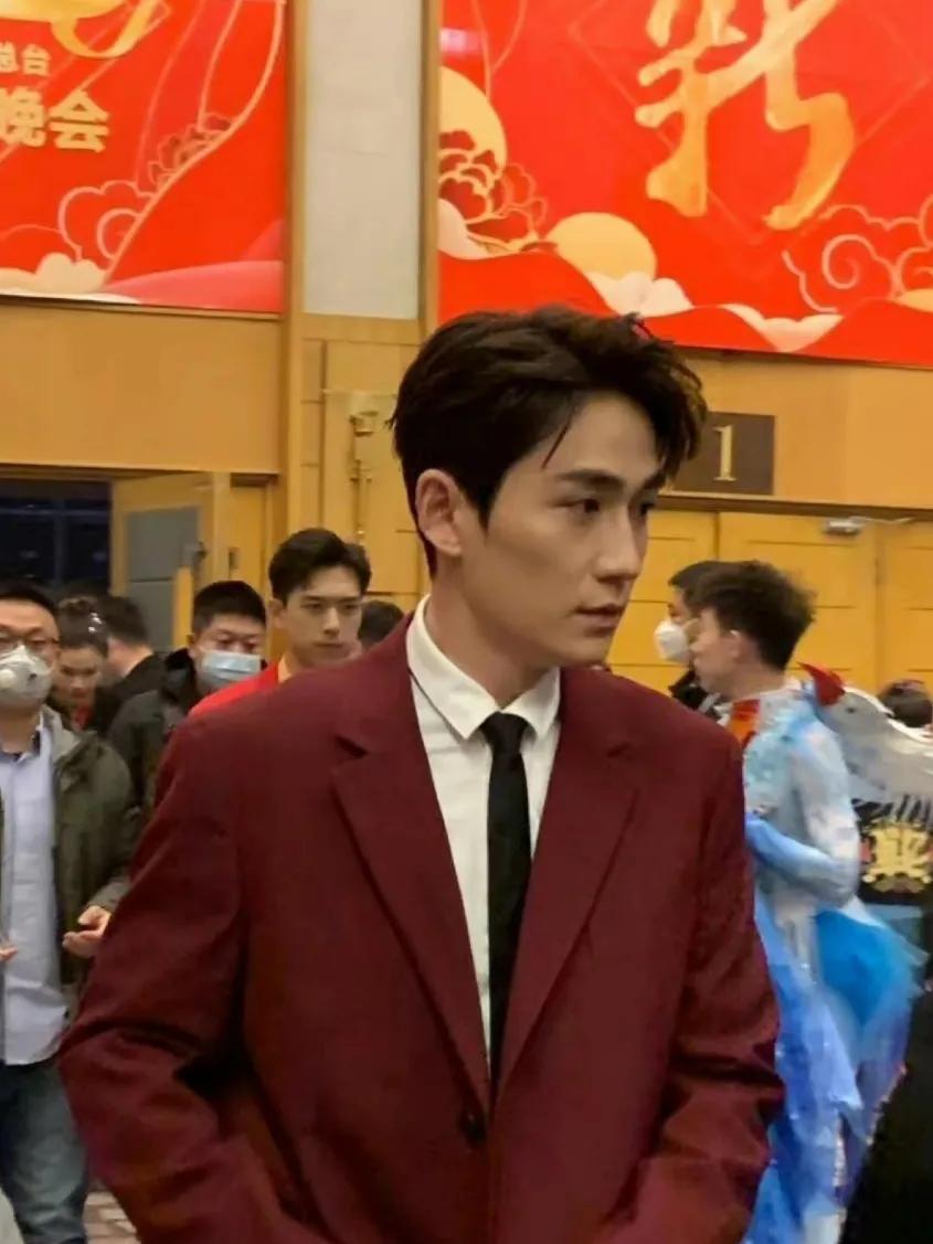 生图比精修好看的十位男明星：杨洋朱一龙太精致，任嘉伦肖战惊艳