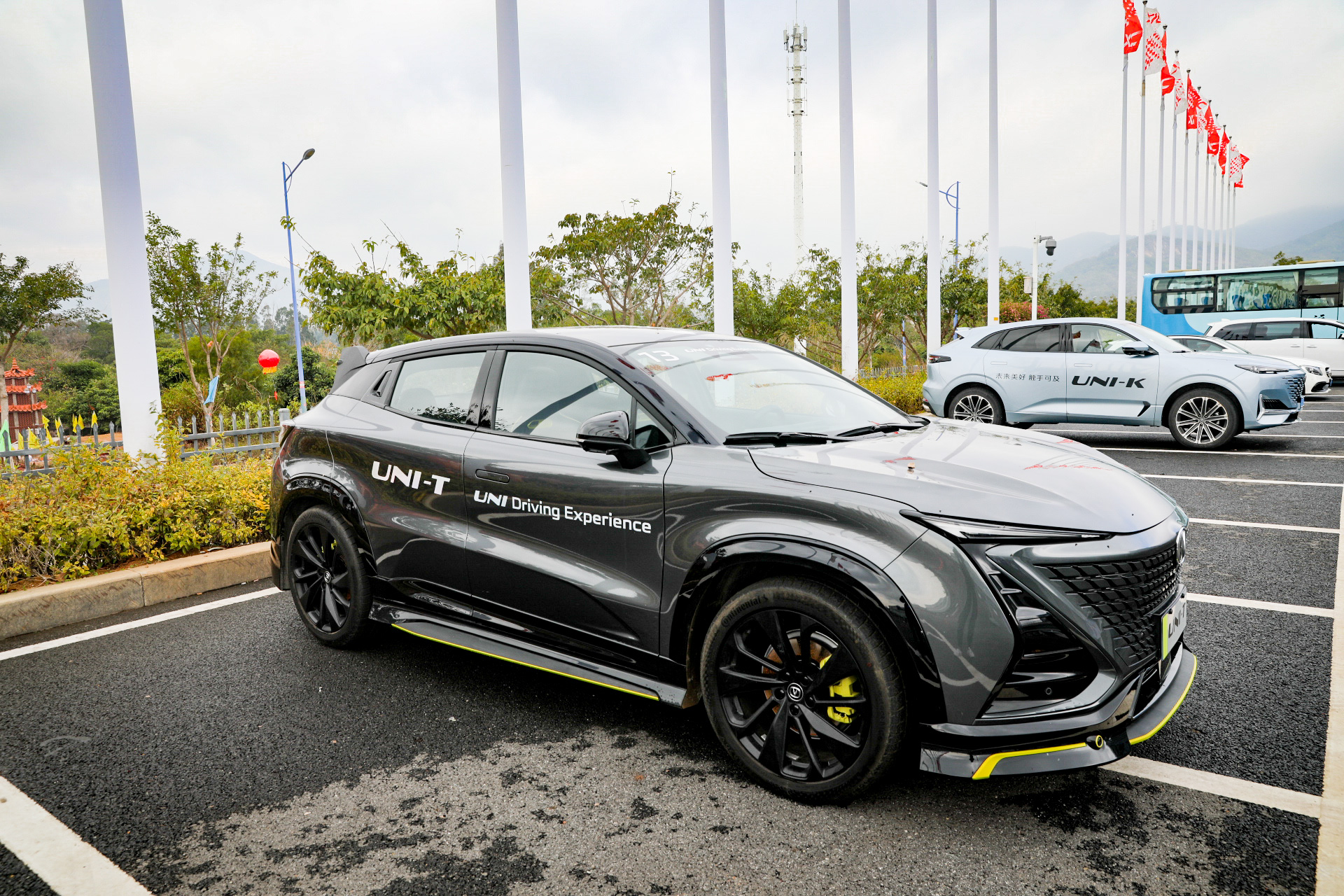 配备蓝鲸2.0t 爱信8at 赛道试驾长安红标uni-t