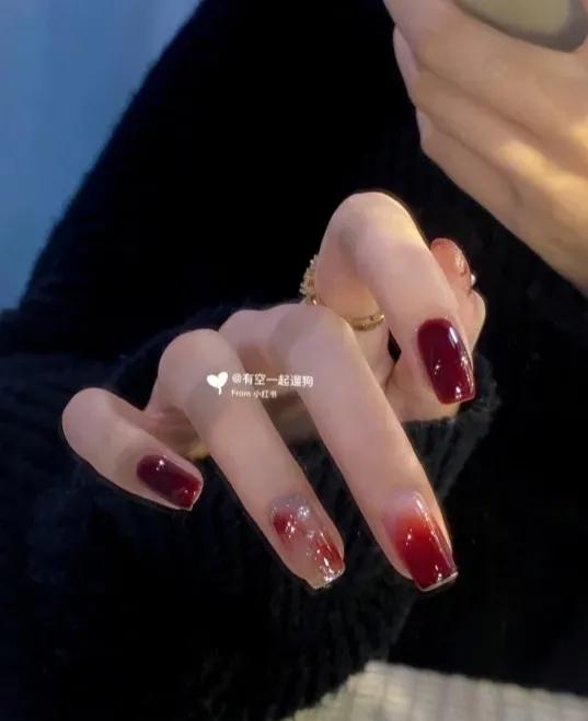 酒红色美甲图片（显白的酒红色气质美甲推荐）