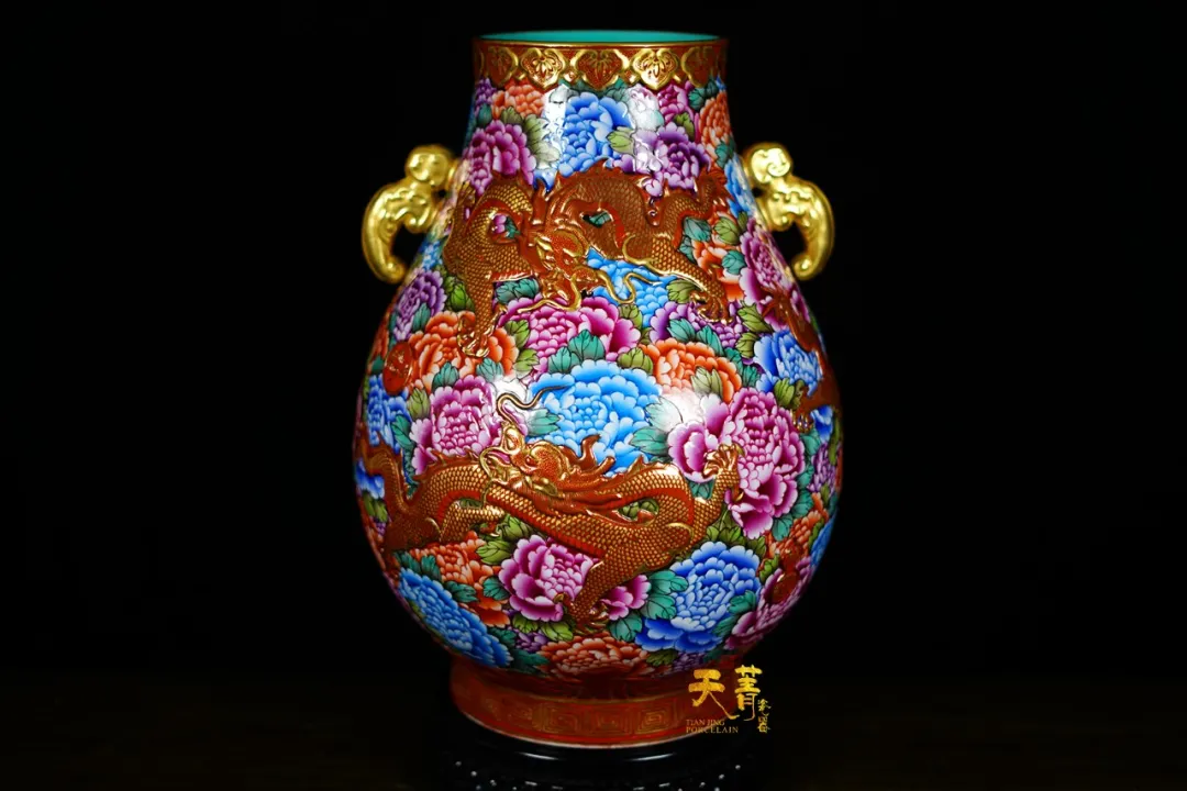 天菁瓷器江南平，官窑粉彩承高雅，精绘人物展妙趣