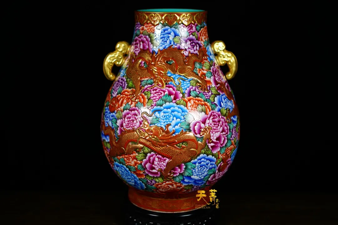 天菁瓷器江南平,官窑粉彩承高雅,精绘人物展妙趣