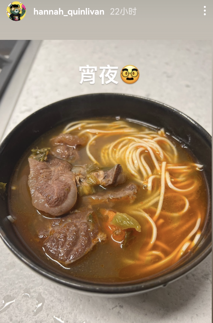 昆凌怀孕6个月收到母亲的月子餐书籍，幸福感慨有妈的孩子像个宝