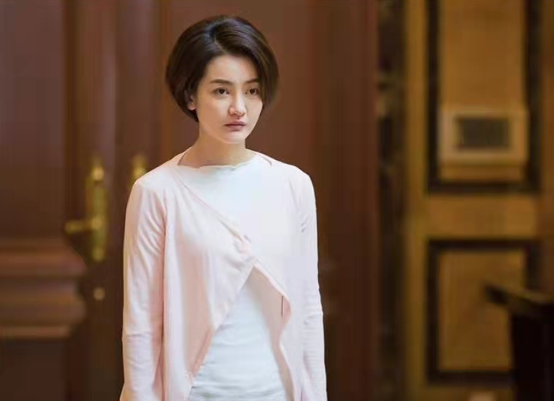 37岁朱杰罕露面！去医院一脸素颜美到惊艳，网传嫁入豪门生活惬意