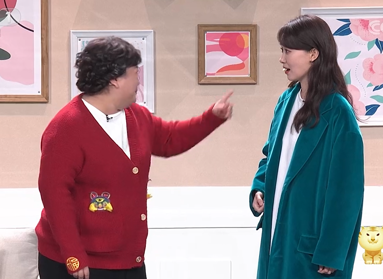 贾玲小品口碑差强人意，全是谐音梗，张小斐湖绿色外套意外火了