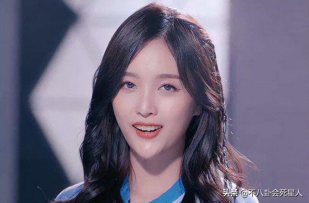 娱乐圈“假下巴”大赏，又尖又翘，一笑下巴原地起飞太吓人