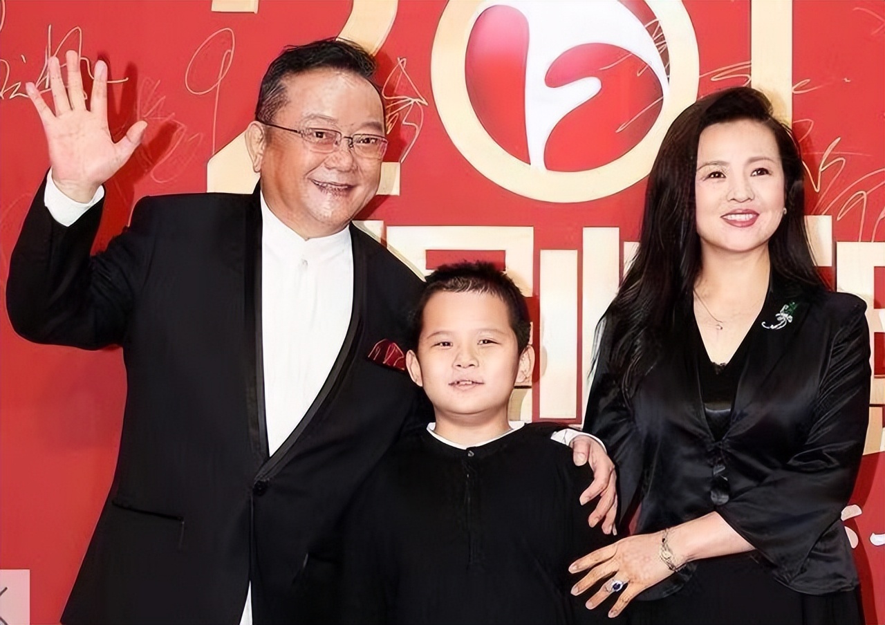 王刚带三婚娇妻出席活动！他73岁穿西装好有精神头，娇妻好富态