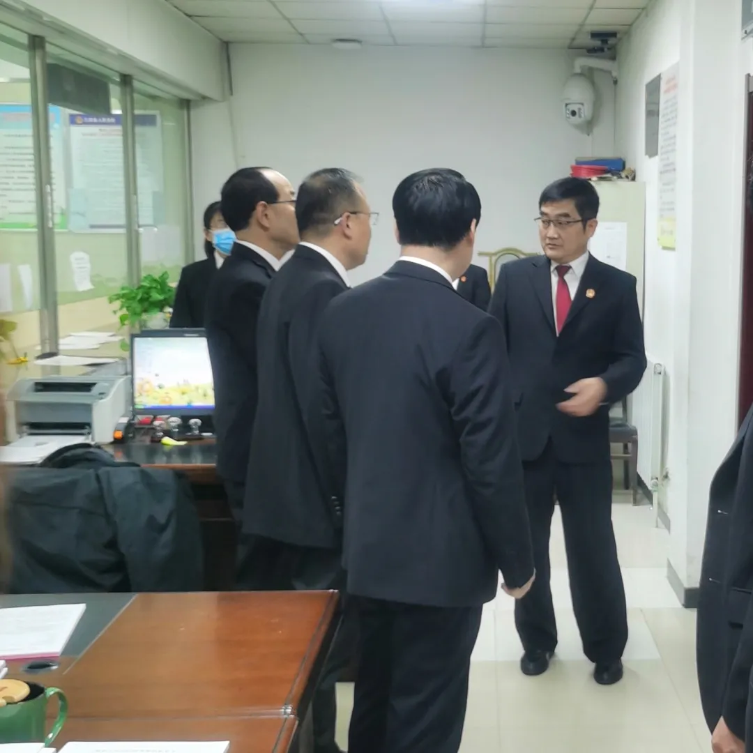 三原法院领导班子春节后上班第一天慰问全体干警