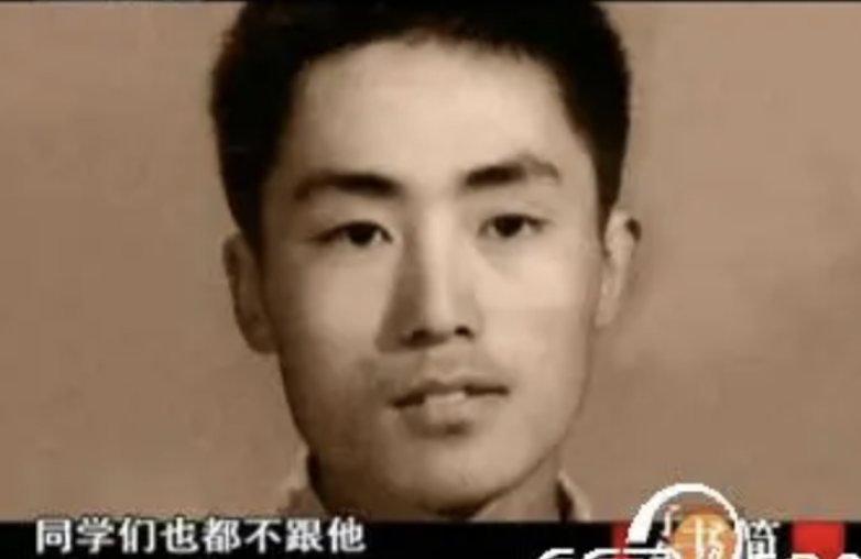 同是第五代顶流导演，把冯小刚张艺谋放在一起对比，差距就出来了