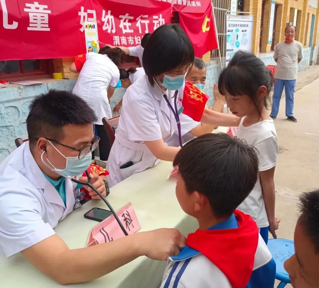 渭南市妇幼保健院举办“关爱留守儿童 妇幼在行动”义诊慰问活动