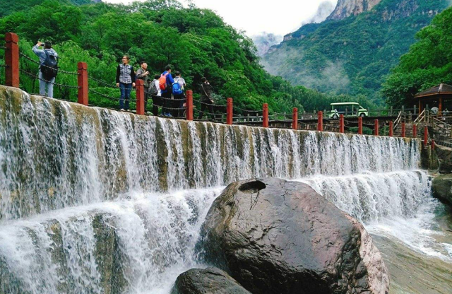 山西省和河南省的交界處,八里溝景區內著名的旅遊景點有八里溝,萬仙山