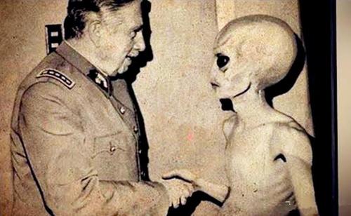 罗斯威尔事件外星幸存者口述：看到士兵拖走大眼外星生物的尸体