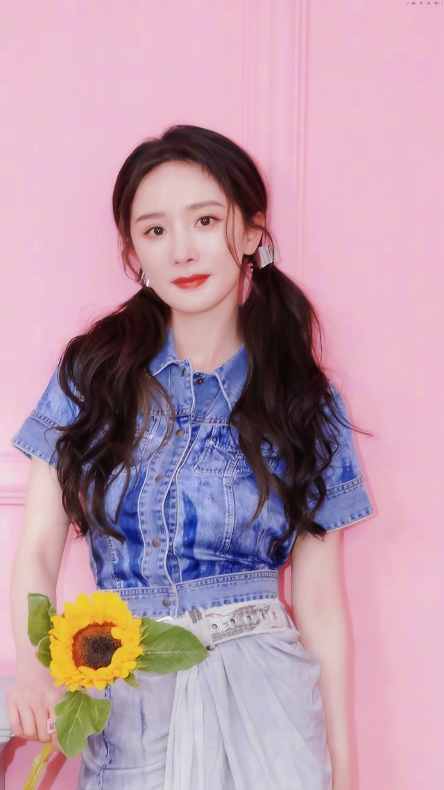 杨幂扎着双马尾,身穿蓝色牛仔装亮相,真的太俘获人心了