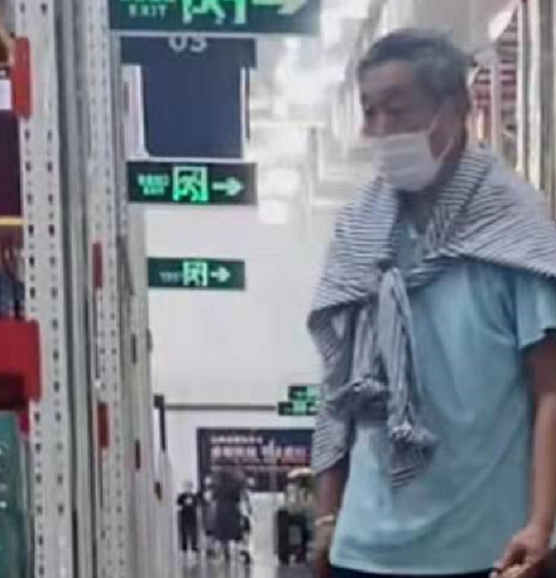 64岁杜源近况罕曝光，戴大金镯子与孙子现身商场，四处闲逛无人识