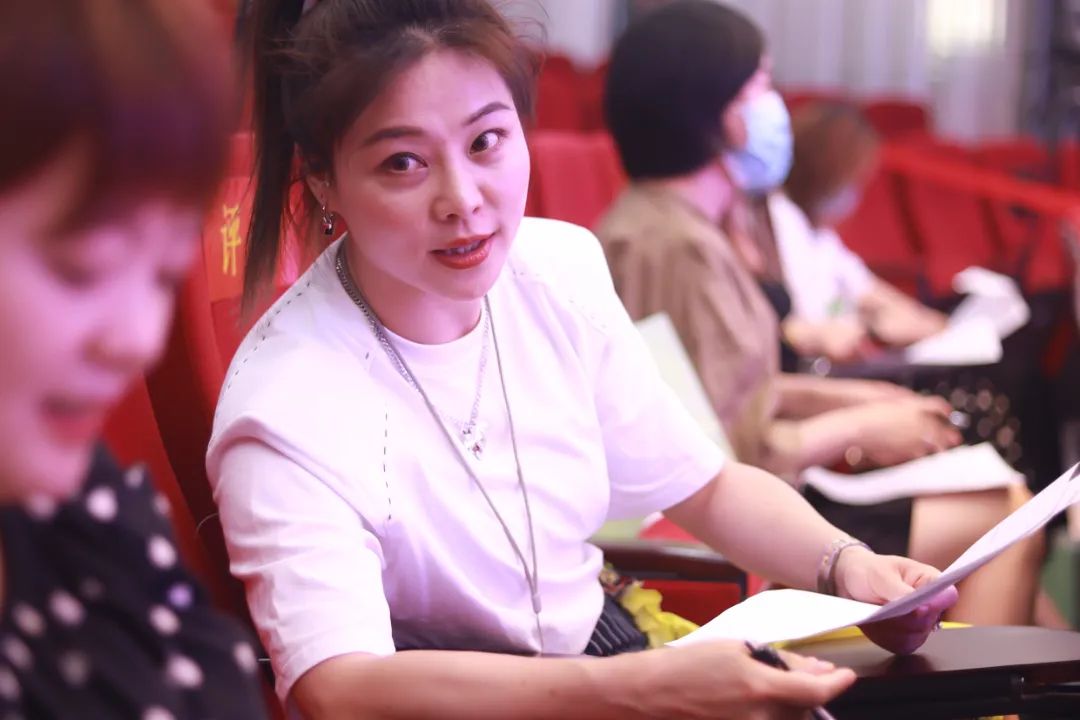 天府新区华阳实验小学举行“童星耀五月·艺术绽花开”群舞比赛