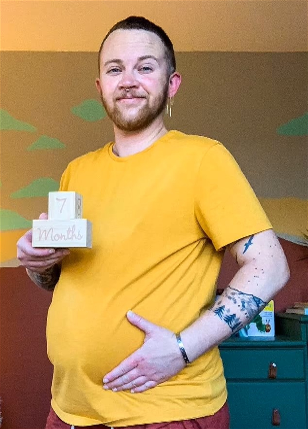 首先我们要知道,双性人可以分为"真两性畸形(以下简称真性)"和"假两性