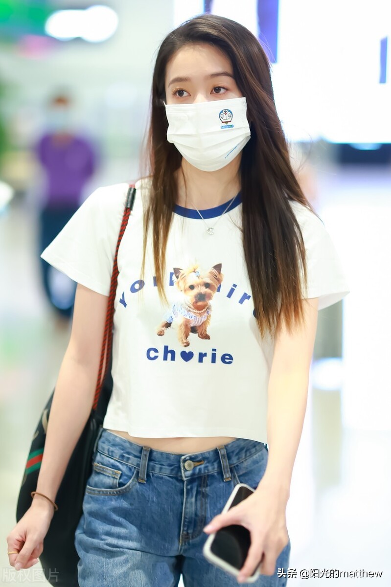 街拍：张雪迎白色卡通露脐T恤+阔腿牛仔裤休闲时髦