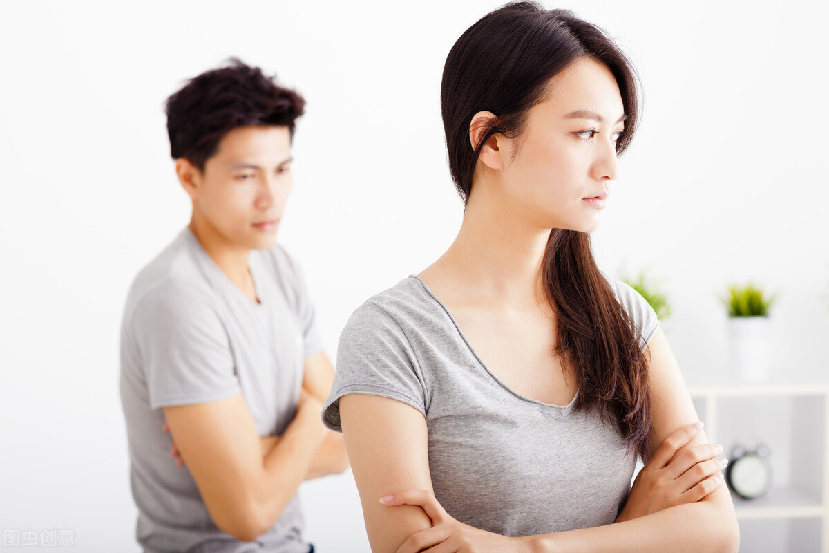 结婚八年，老公送我的第一份礼物是一枚五万的钻戒，我却要求离婚