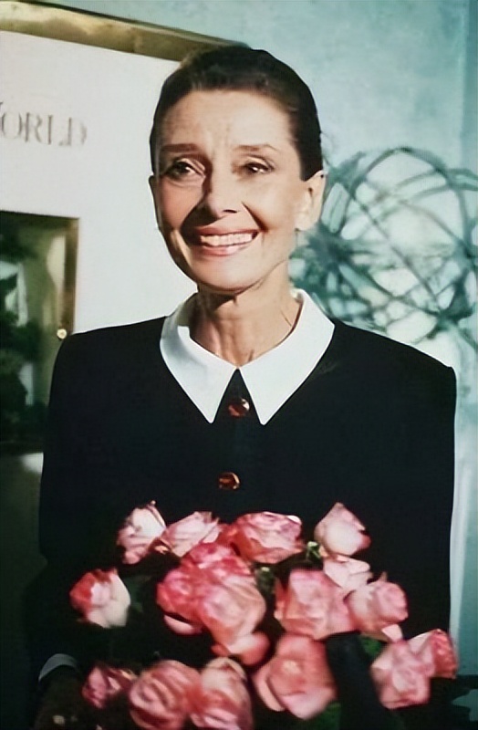 年轻时美貌惊人，晚年干瘦满脸皱纹依然优雅，赫本才是永远的女神