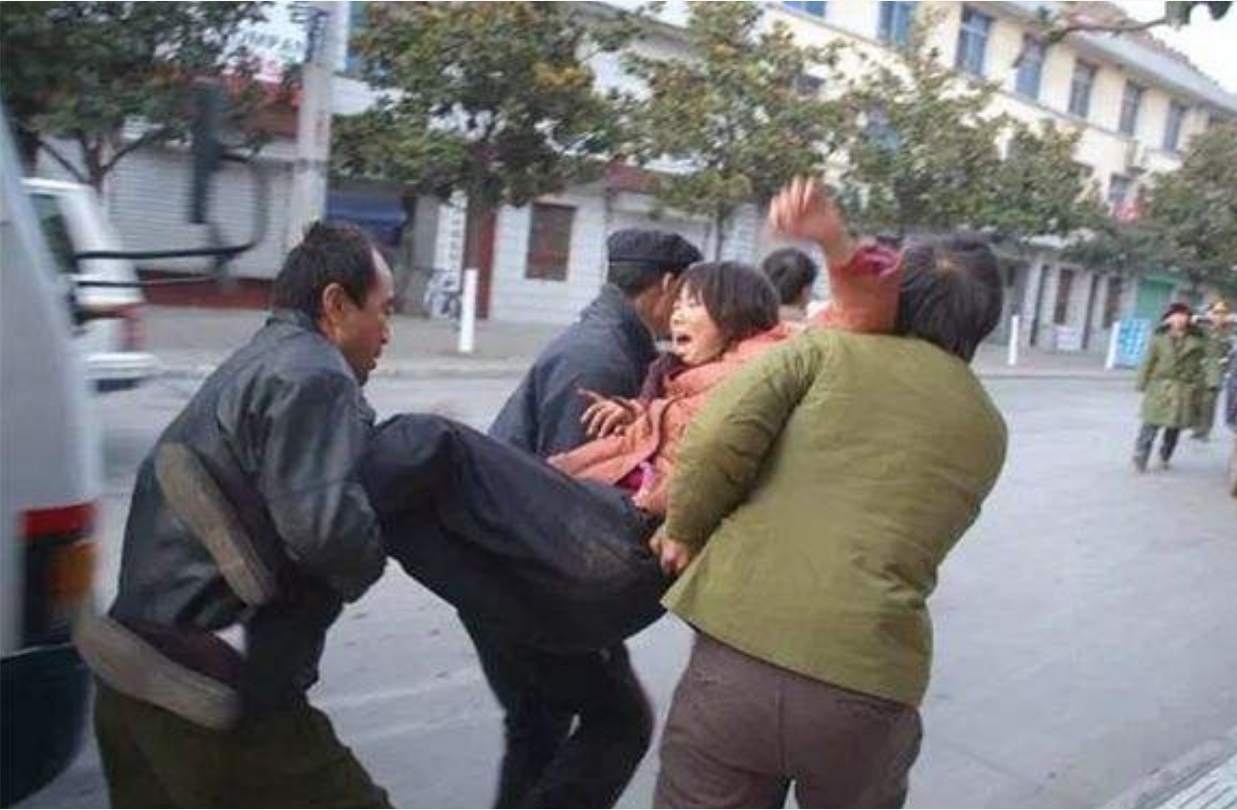 1995年，四川女大学生被120元卖给55岁老汉，2人跟牲口住了17年