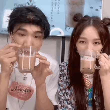 亲错老公、直击要害、反向带货，明星的社死瞬间能有多好笑