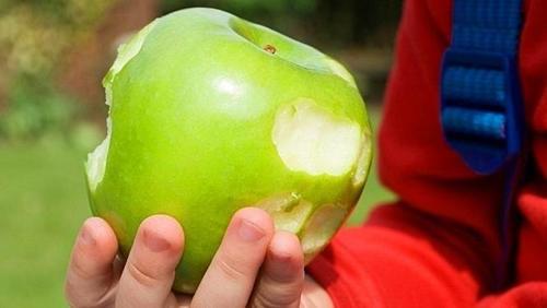 吃蘋果時要留意，這“4種情況”下別吃蘋果，為了身體健康別輕視