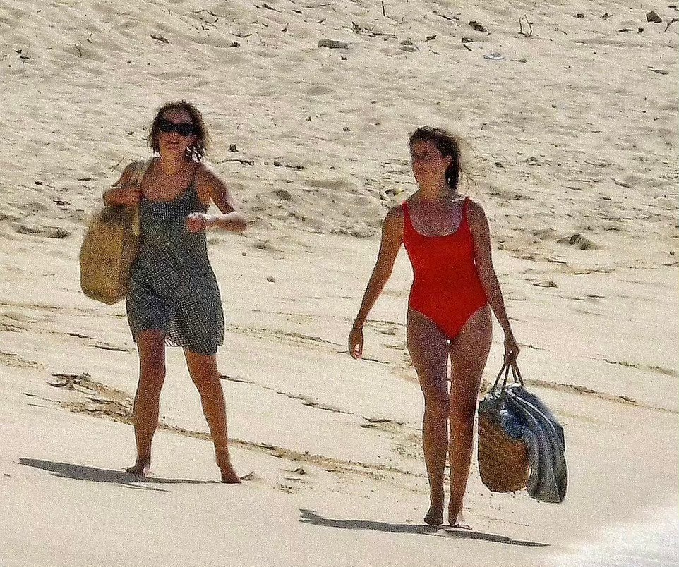 31岁艾玛沃特森海边度假，红色泳衣凸显好身材，网友：女神有点胖