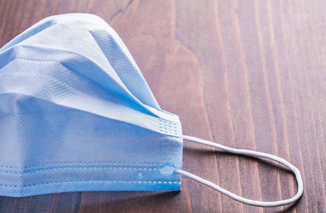 朋友圈传言：口罩上的残留物会致癌，要抖一抖再戴，否则就不能用