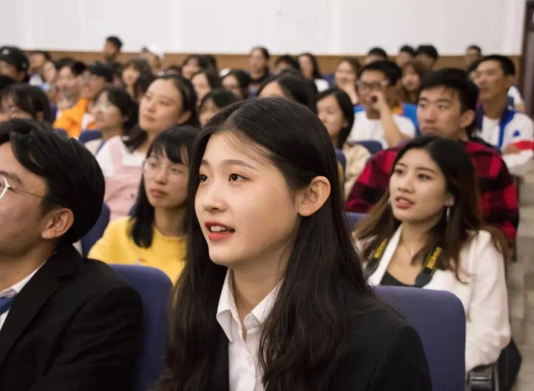 气质突出！江苏女神学霸：高分“跨考”北大，奖学金拿到手软