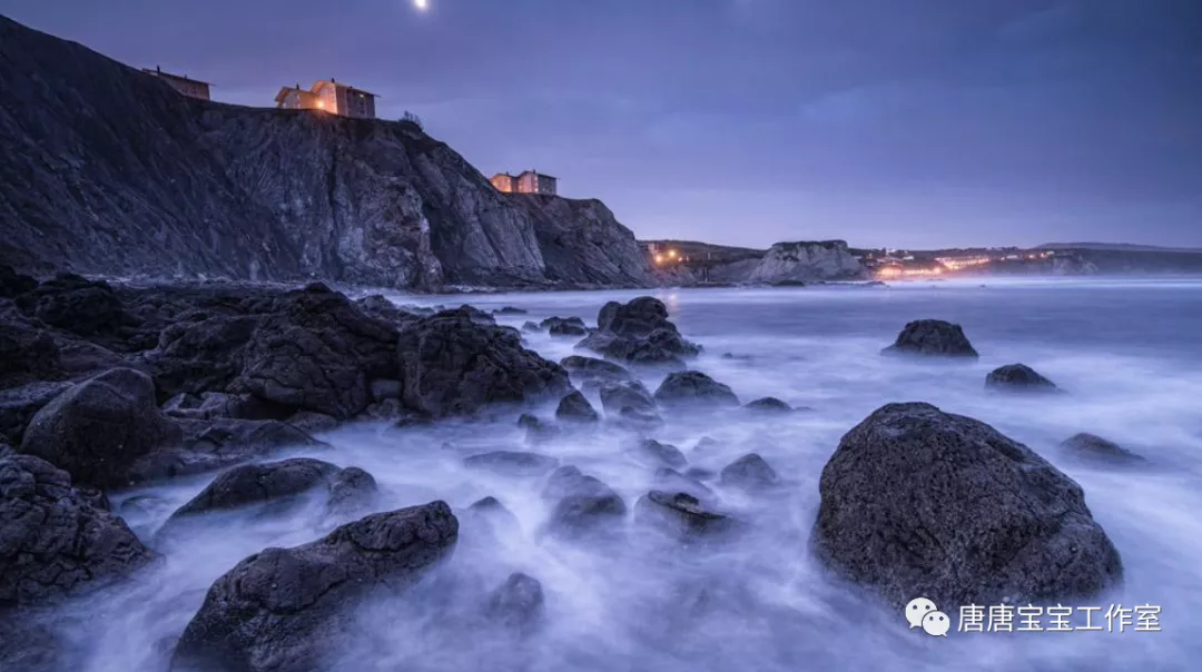 这是最美的夜景，泛着银光的塔顶挂着圆月，山海相连日月同辉