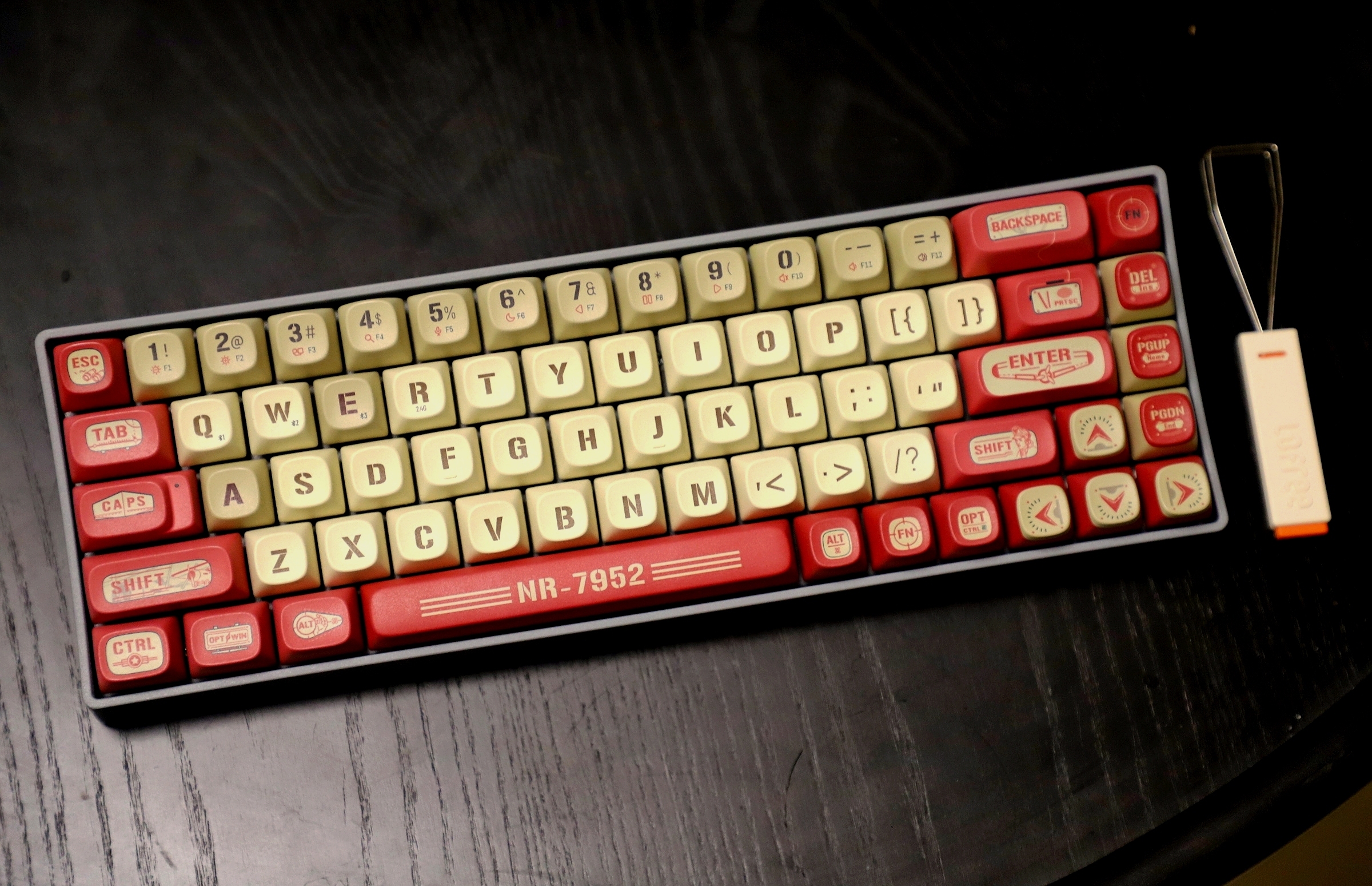 loffeel洛斐小翘68键致敬女飞行员主题键帽设计感十足