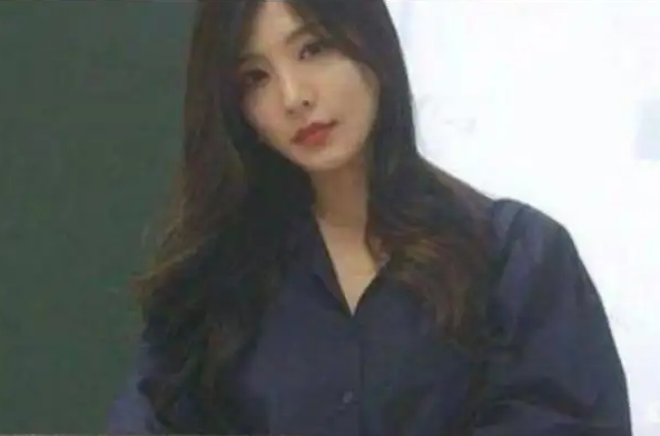 大学女老师每天衣饰不重样，打扮精致上课像走秀，获学生一致好评