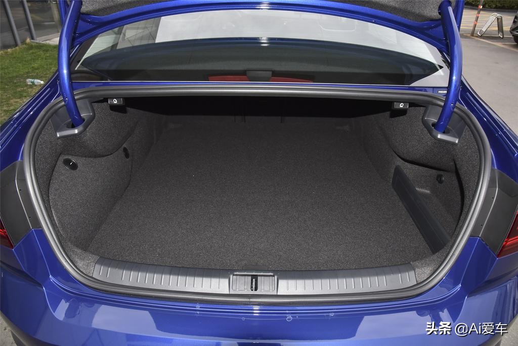 自动挡低油耗1.8L，合资中型家轿标杆，高性价比，大众迈腾新能源