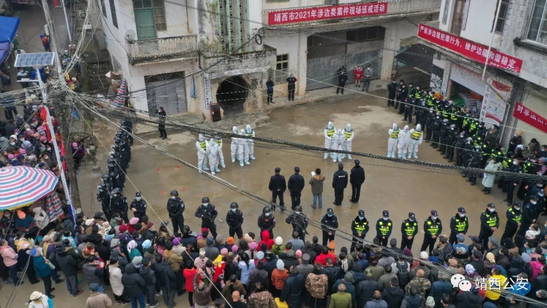 广西多地现场惩戒活动被质疑“游街示众”：至少3地开展过，嫌犯举“违法可耻”牌拍照示众，个人信息遭公开