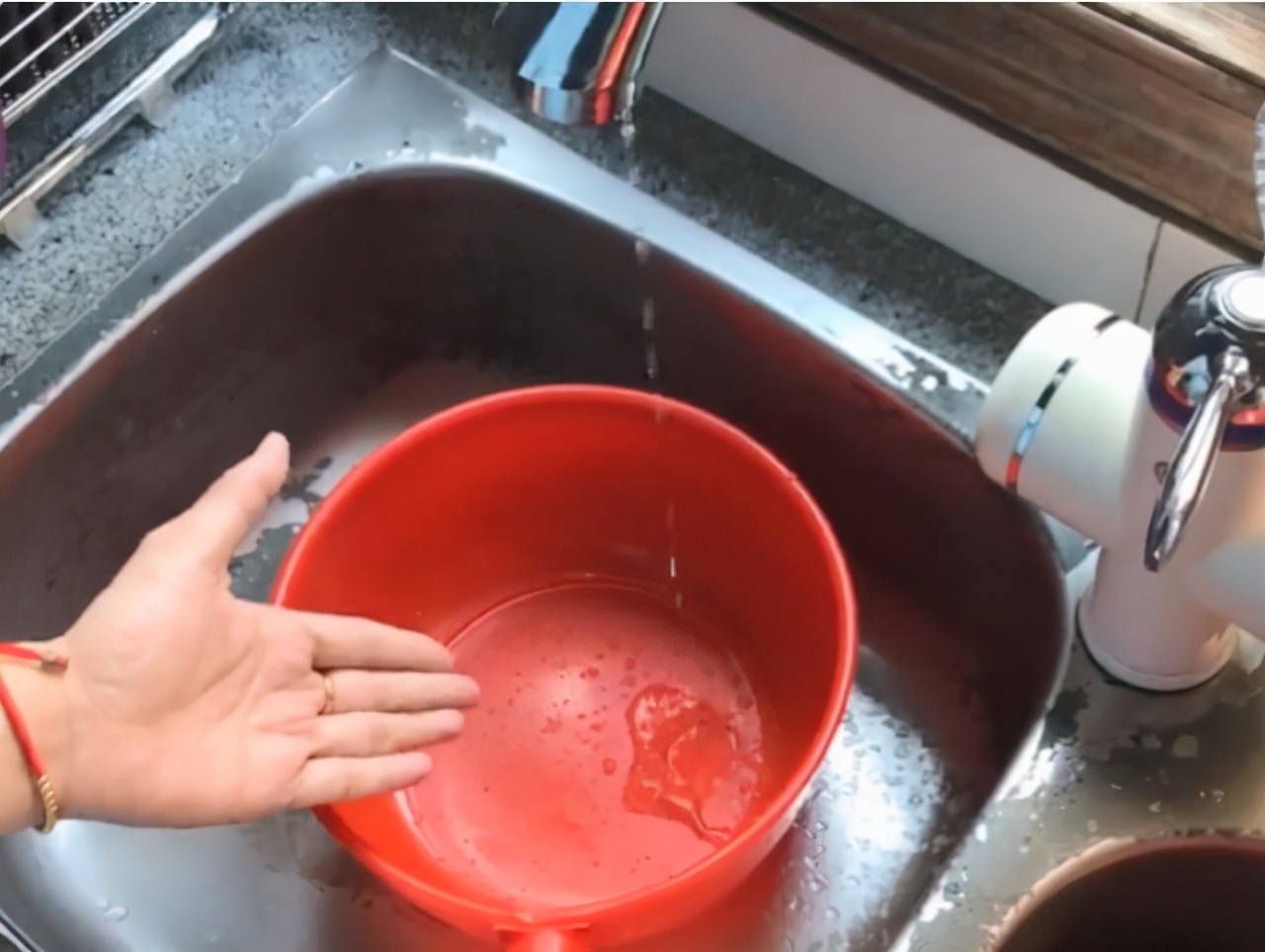 水管冻住了怎么快速解冻?这里有三个方法,第一个办法人人能用