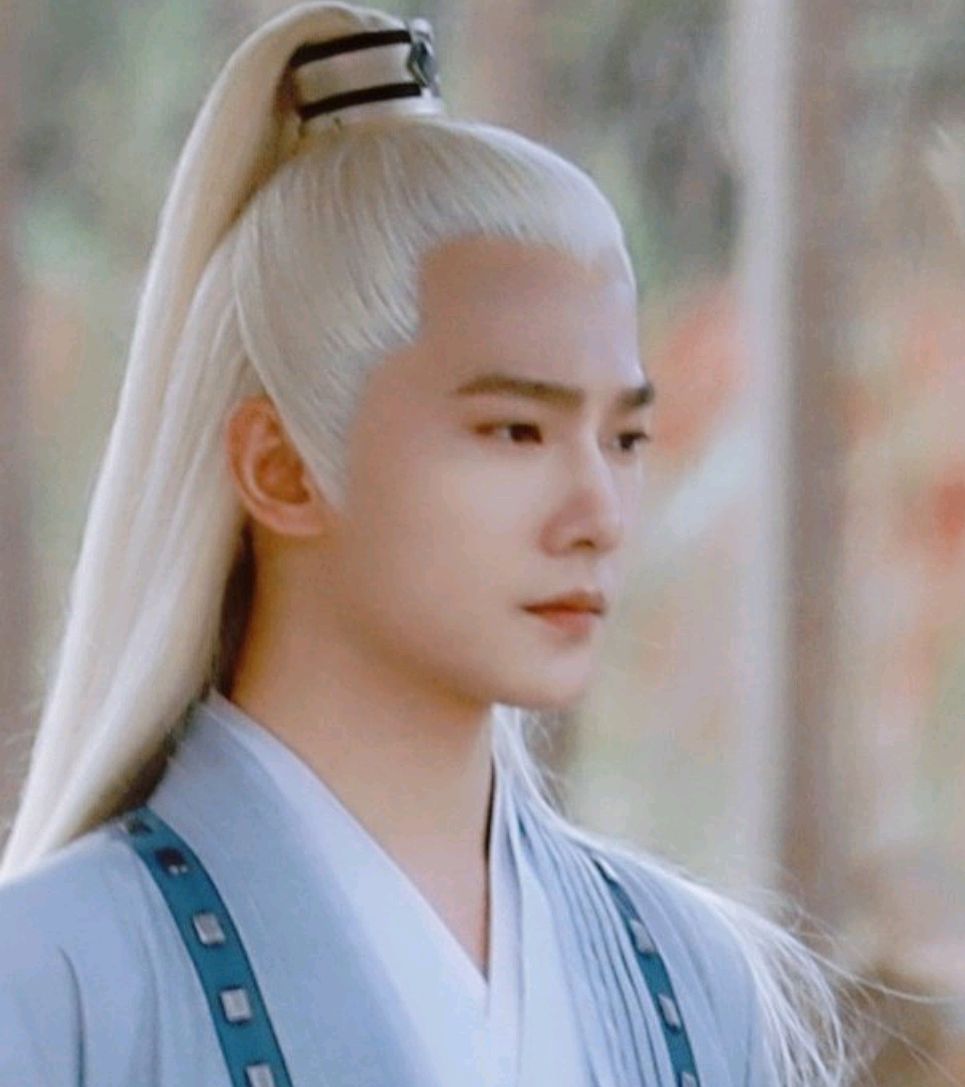 同样是演“白发美男”，有人一眼万年，有人像顶了一头枯草